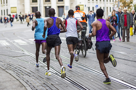 马拉松跑步者在市街头赛图片