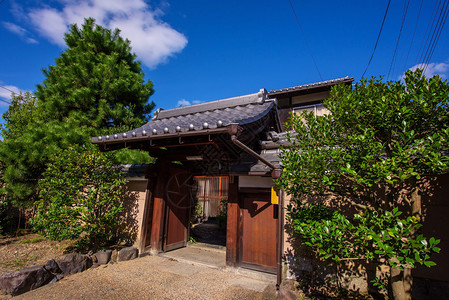 日本京都前视传统日本房子和花园图片