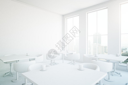 内有几张桌子座位咖啡杯和窗户的白咖啡厅图片