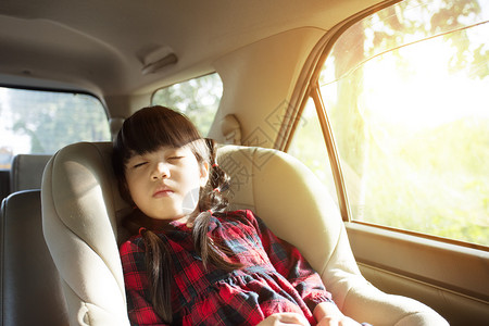 睡在儿童汽车座椅上的小女孩图片