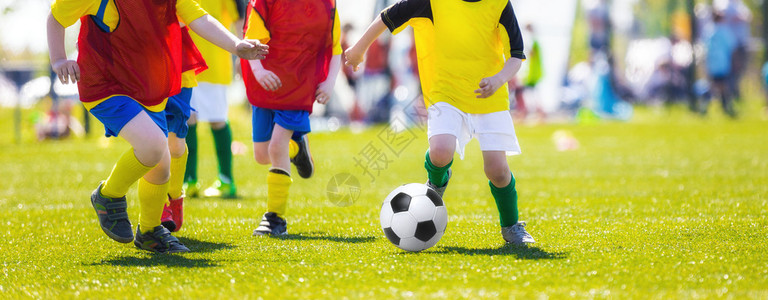 男孩踢足球比赛图片