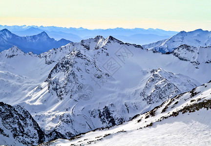 奥地利阿尔卑斯山高雪山脉的景观图片