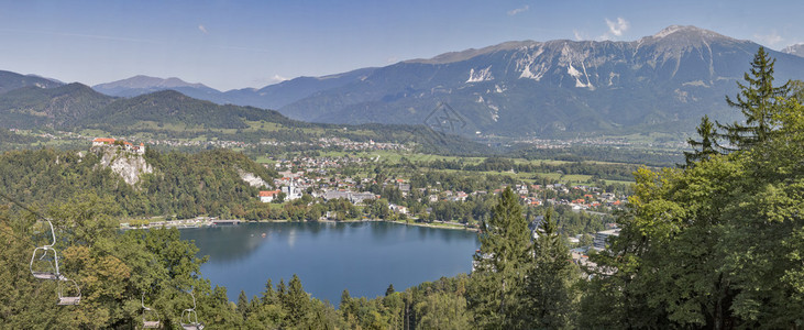 斯洛文尼亚布莱德湖城镇中世纪城堡和朱利安阿尔卑斯山的全景图片