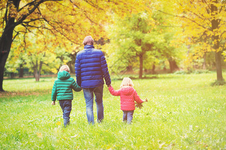 父亲和小儿子及女儿在秋图片