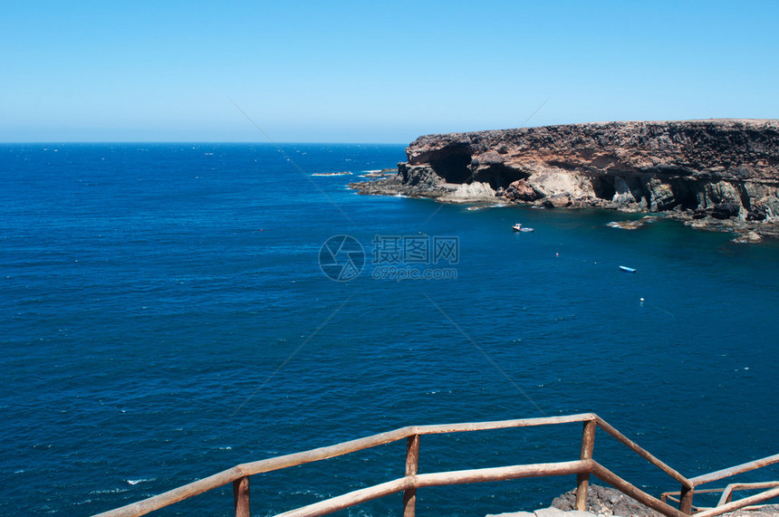 该岛西海岸的渔村以其洞穴黑色海滩和色彩缤纷图片