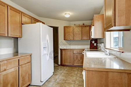Wooden厨房储存组合和厨房的大型白色冰箱图片