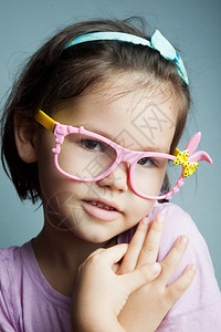戴儿童眼镜的小女孩图片