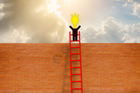 成功的概念人有想法站在梯子上在砖墙之图片