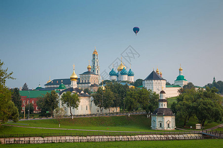 热气球在黎明时分飞越三一圣塞尔吉修道院俄罗斯谢尔吉耶夫镇图片