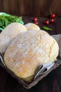新鲜烤意大利白面包图片