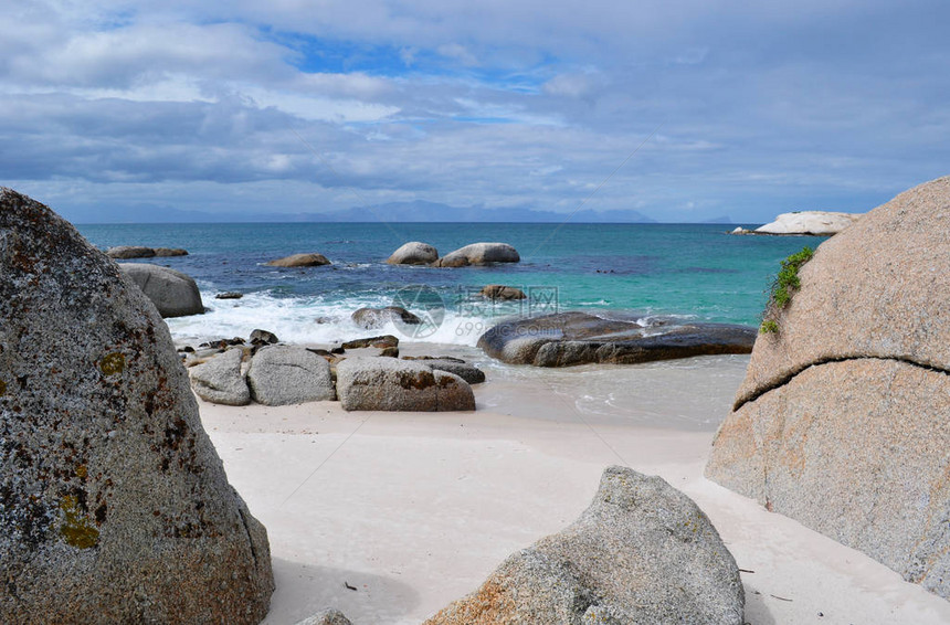 这是一个由花岗岩巨石之间的入口组成的避风海滩图片