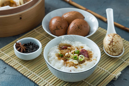 餐桌上的传统米粥图片