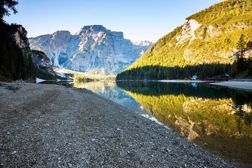 Dolomite山脉的Braies湖Pragser图片