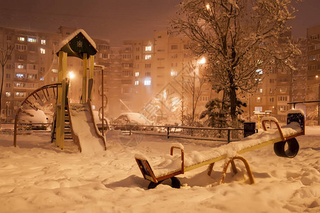 冬季夜间风景与降雪软图片