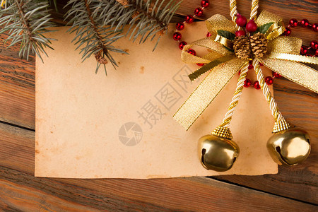 有树和圣诞钟的旧纸新年成图片