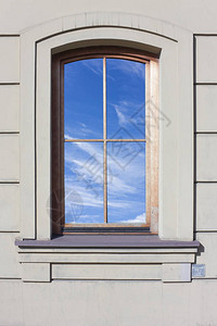 蓝色天空反映在旧古老房屋中的Wooden窗口中玻背景图片