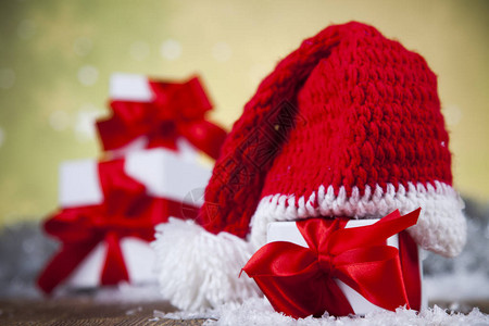红色圣诞老人帽子在冬天装饰图片