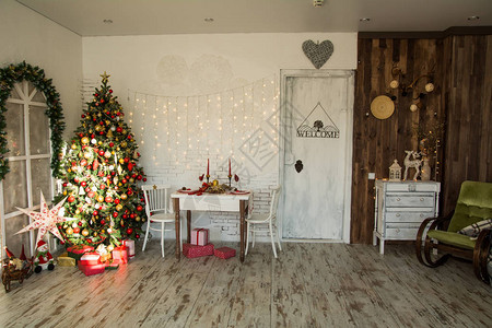 室内房间内装有圣诞葡萄酒节日餐桌古老的抽屉箱和象乡村房图片