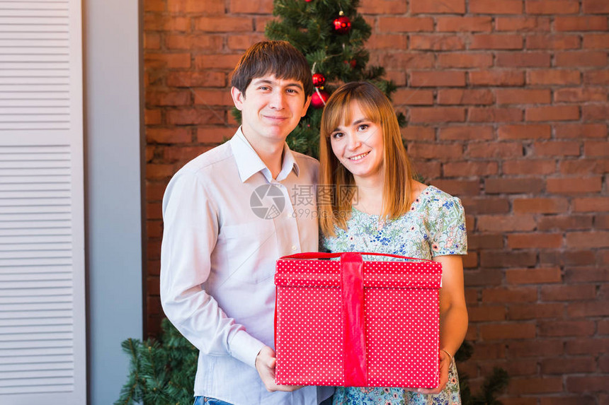 带礼物盒的浪漫情侣圣诞节图片