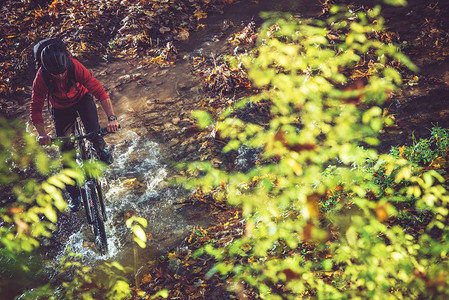 荒野骑行骑山地自行车过河图片
