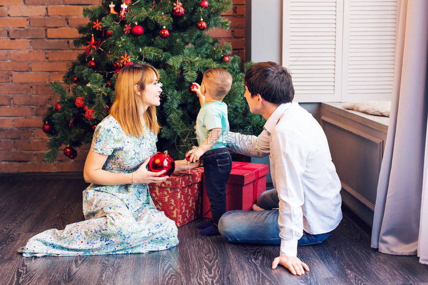 家庭圣诞节冬天幸福和人的概念微笑的家庭与坐在圣图片