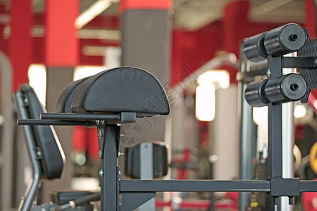现代健身房的训练器械特写图片