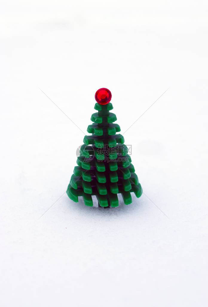 白雪上的小玩具圣诞树图片