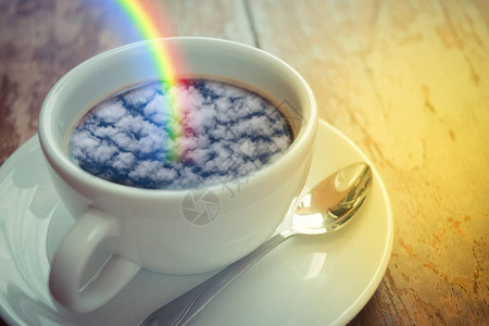 在咖啡上反射彩虹的蓝云图片