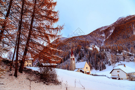 山谷中的高山村庄正在下雪图片