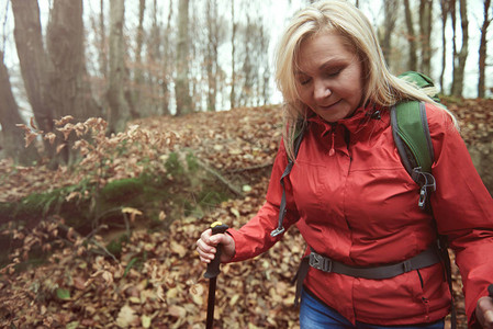 妇女在森林中徒步旅行健康图片