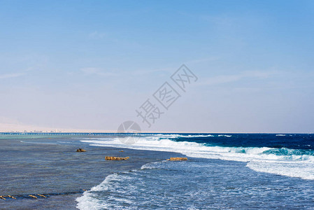 与海浪旅行的海景图片