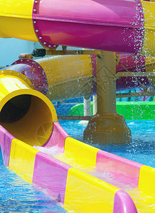 水上乐园度假村的彩色水滑梯图片