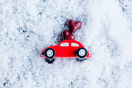 雪地上有糖果的小玩具车背景图片