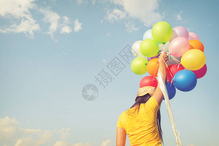 庆祝活动和生活方式概念暑假时有多彩气球图片