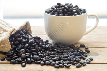 咖啡豆在木地板上在图片