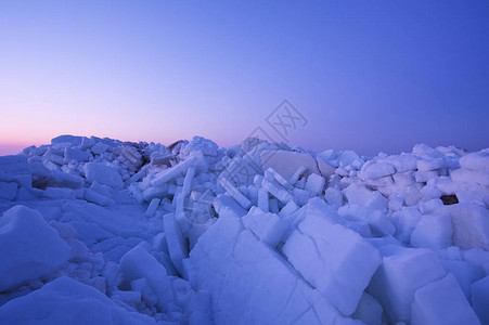 日出时的冰脊冬天大海图片