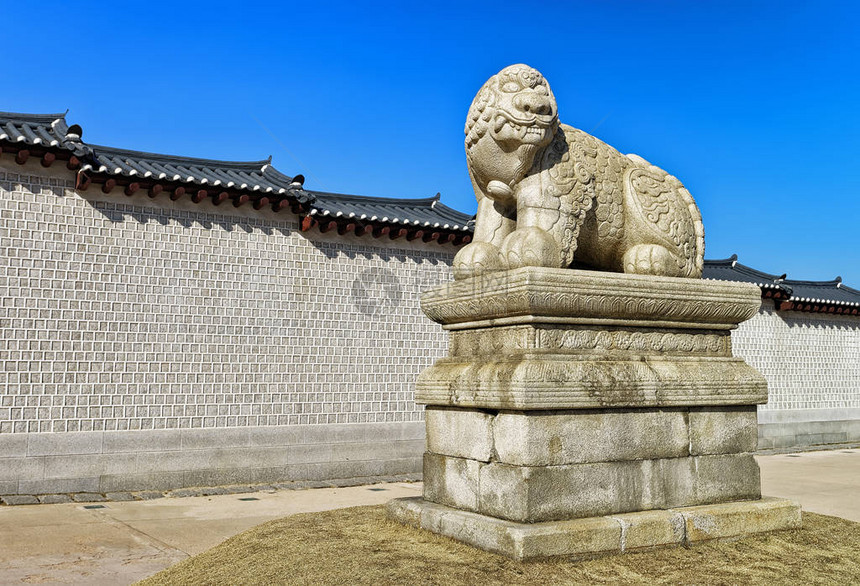 南韩首尔庆博中京宫入口处的神话狮子海立雕像H图片
