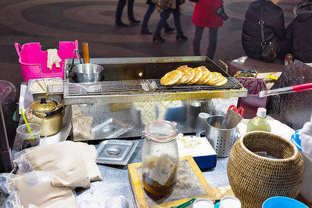 韩国首尔明洞露天市场的面包摊图片