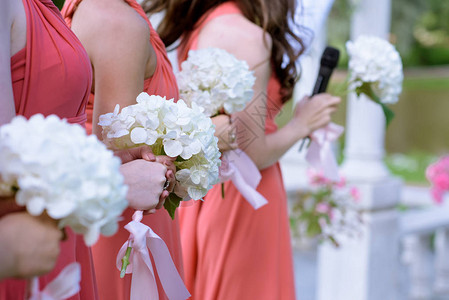 穿着带有天然花束的新娘礼服背景图片