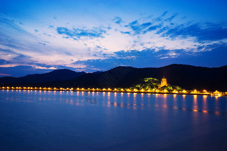 暮光之城钱塘江附近灯火通明的六合楼图片