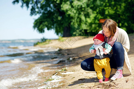 年幼和幸福的母亲照顾着她年轻的儿子图片