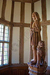 英国肯特郡利兹城堡的一个人和一头狮子的木制雕像图片