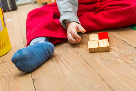 小男孩在地板上玩木块游戏婴图片