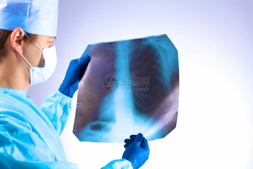 医生检查病人的X光片图片