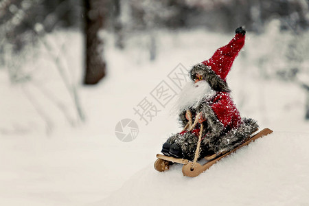 玩具圣诞老人在雪地图片