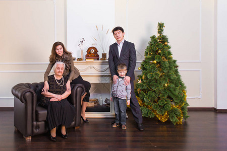 家庭假期一代圣诞节和人的概念圣诞树附图片