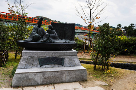 Ukifune和Niounomiya王子的雕像图片