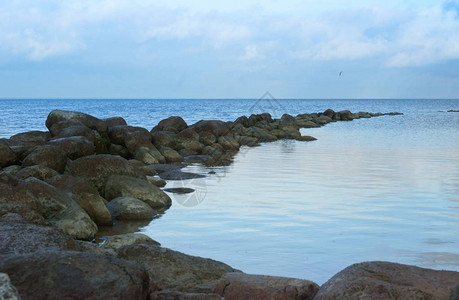 海湾岸的巨石岸边覆盖着大块岩石图片