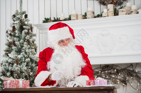 圣诞老人坐在桌子图片