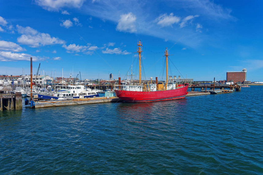 美国波士顿市波士顿港码头附近停泊的红船该港口是美国东海岸和马萨诸塞州的图片